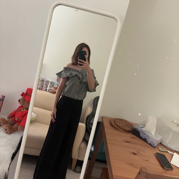 Super cute off shoulder top with ruffles - Picture 2 of 14